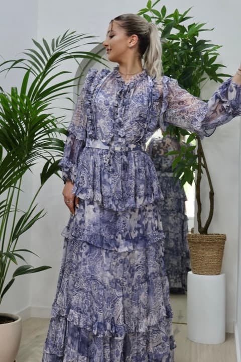 Modelă purtând o rochie maxi cu imprimeu floral